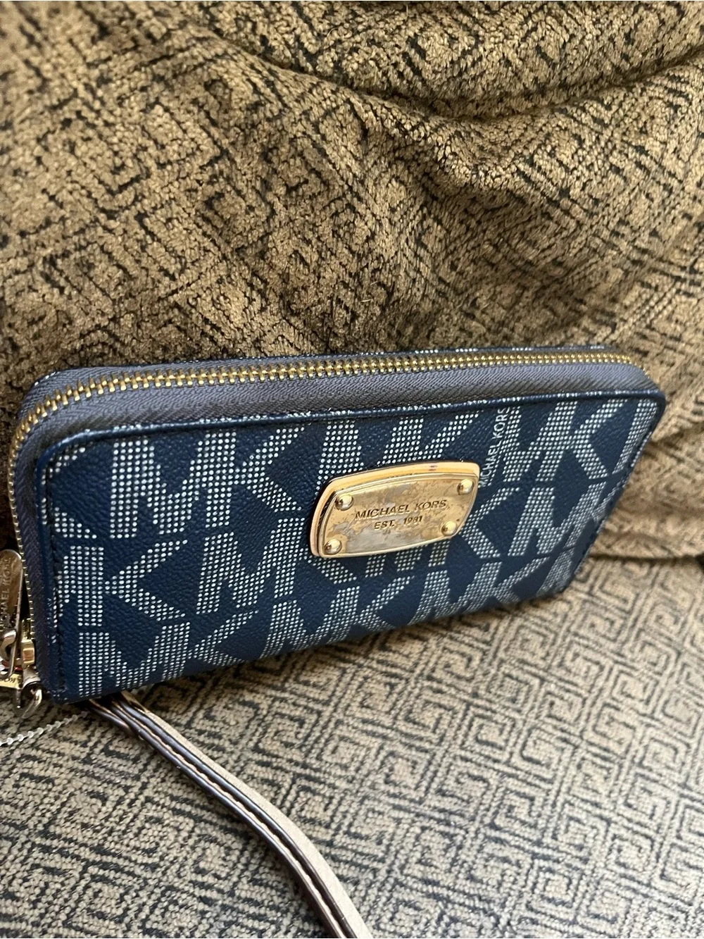 Michael Kors zip around